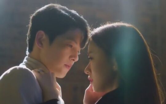 Song-Joong-Ki-and-Jeon-Yeo-Bin-share-a-passionate-kiss